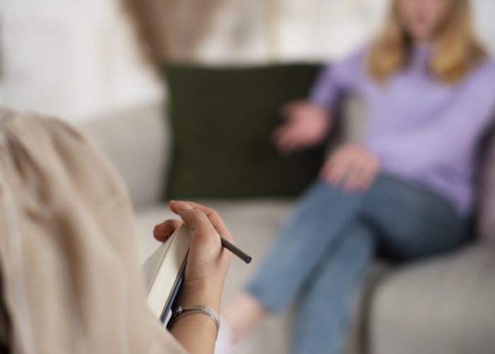 chica-joven-vista-lateral-hablando-terapeuta